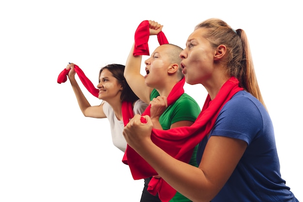 Sperare. Fan di calcio femminile tifo per la squadra del cuore con emozioni luminose isolate su sfondo bianco studio. Le belle donne caucasiche sembrano eccitate, di supporto. Concetto di sport, divertimento, supporto.