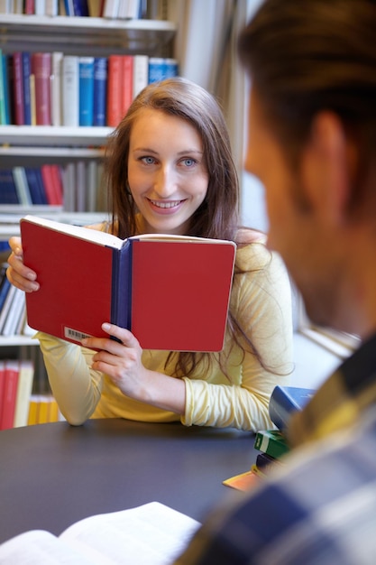 Spero di poterlo distrarre Inquadratura di un giovane uomo e una donna che studiano insieme