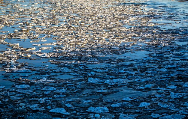 Spessi pezzi di ghiaccio sul fiume durante il disgelo invernale