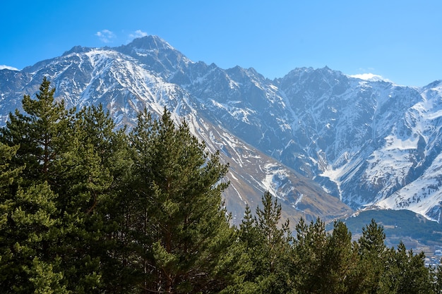 Spettacolare paesaggio di montagna. Maestose montagne innevate. Inizio primavera.