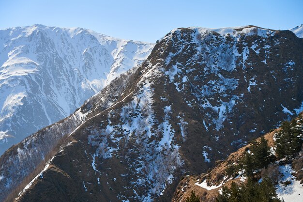 Spettacolare paesaggio di montagna. Maestose montagne innevate. Inizio primavera