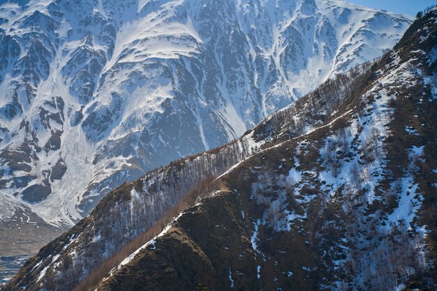 Spettacolare paesaggio di montagna. Maestose montagne innevate. Inizio primavera