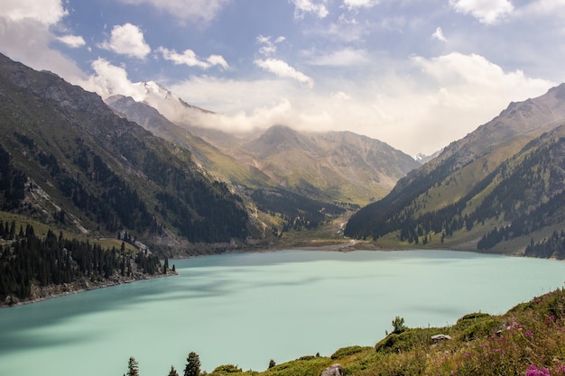 Spettacolare scenico sul lago Big Almaty, montagne Tien-Shan nella regione di Almaty in Kazakistan.