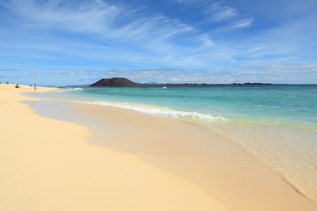 spettacolare spiaggia di sabbia dorata a Corralejo, isola di Fuerteventura