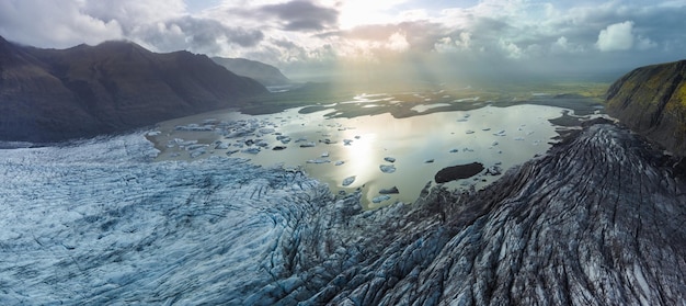 Spettacolare tonge del ghiacciaio e ampia vista panoramica dall'alto