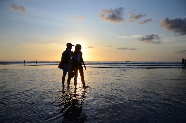 Spettacolare tramonto sulla spiaggia di Kuta a Bali