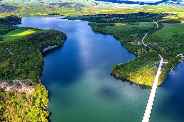 Spettacolare vista aerea da un drone a un lago e una strada tra le colline Yovkovtsi Bulgaria