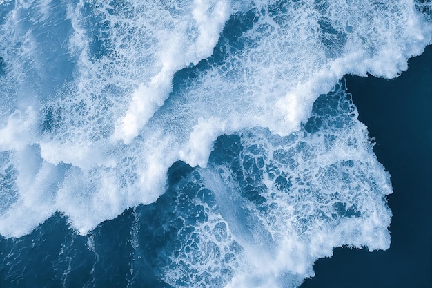 Spettacolare vista aerea dall'alto foto di sfondo di spruzzi d'acqua di mare dell'oceano