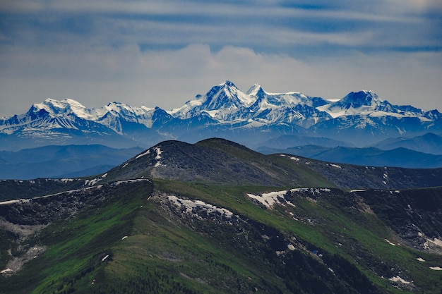 Spettacolare vista dalla cima della montagna alla catena montuosa nel distretto di Ulagansky della repubblica di Altai, Russia
