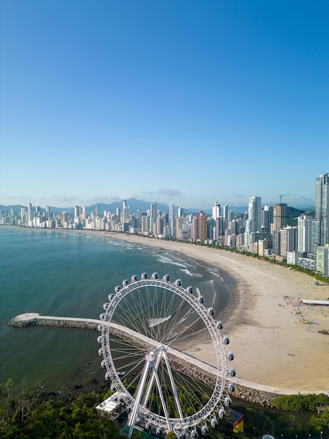 Spettacolare vista di un'enorme ruota a pagaia sulla spiaggia della città di Balneario Camboriu