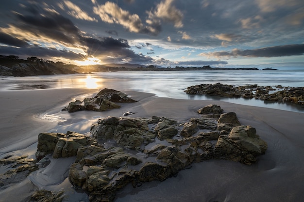 spettacolari riflessi del tramonto sulla spiaggia di Arnao