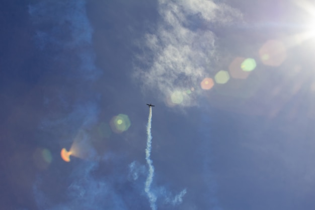 Spettacolo aereo degli aerei delle nuvole del cielo