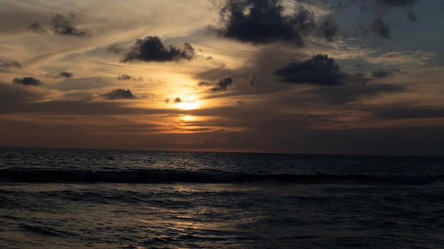 Spettacolo al tramonto sul mare in Sardegna, Italia