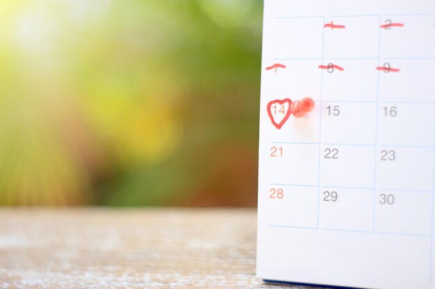 Spettacolo del calendario del 14 febbraio con cuore rosso, concetto di appuntamento di San Valentino