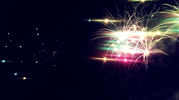 Spettacolo di fuochi d'artificio di notte