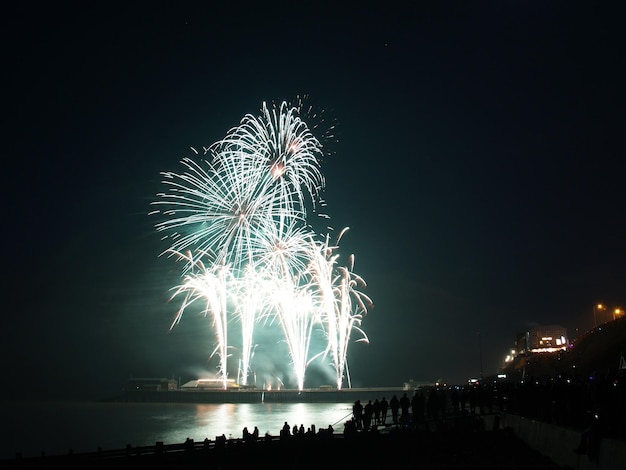 Spettacolo di fuochi d'artificio sul mare contro il cielo notturno