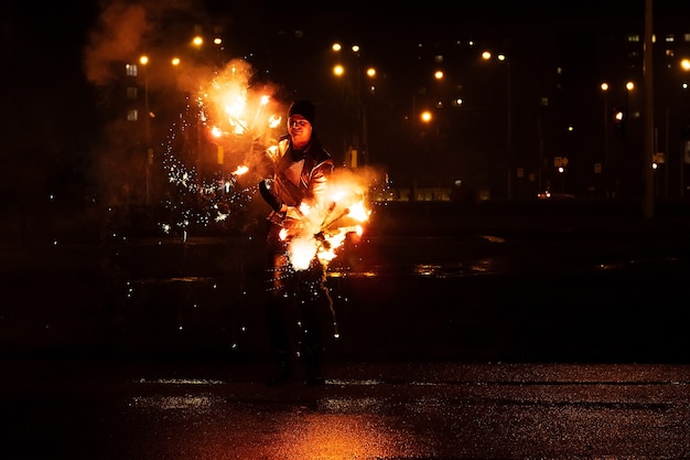 Spettacolo di fuoco al buio