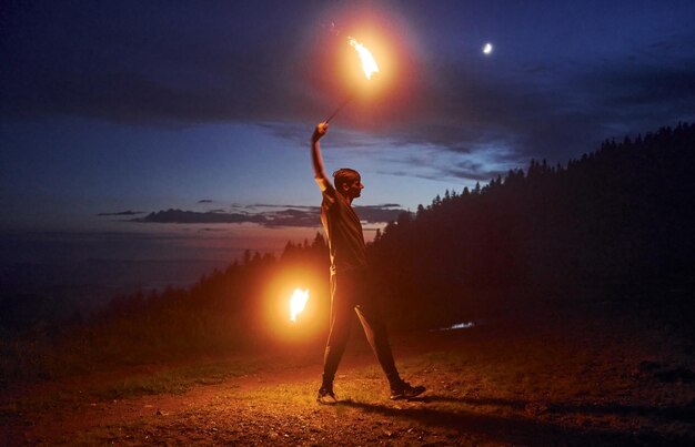 Spettacolo di fuoco da parte dell'uomo nella notte Carpazi Bellissimo paesaggio
