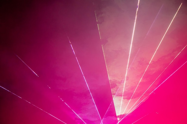 Spettacolo di luci. Spettacolo laser. Discoteca, luci, macchina del fumo. Performance musicale. Sfondo rosa