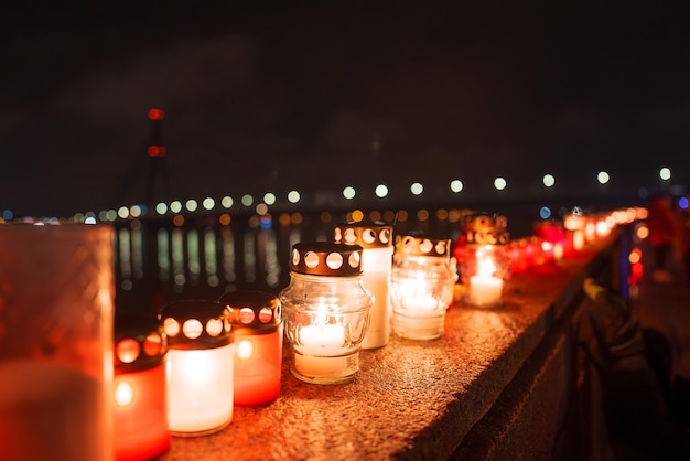 Spettacolo notturno di candele sul lungomare che celebra l'indipendenza della Lettonia