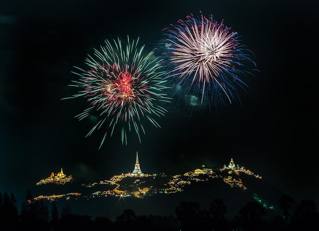 Spettacolo pirotecnico di notte oscura al Phra Nakorn Kiri Khao Wang a Petchaburi Thailandia