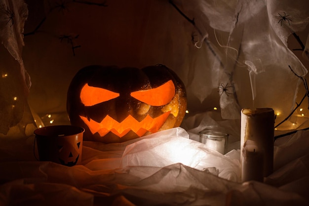 Spettrale Jack o lanterna zucca intagliata ragnatela pipistrelli fantasma e luce incandescente nel buio Buon Halloween Spaventoso atmosferico decorazioni per feste di Halloween spazio per il testo Dolcetto o scherzetto