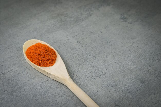 Spezia di paprika in cucchiaio di legno