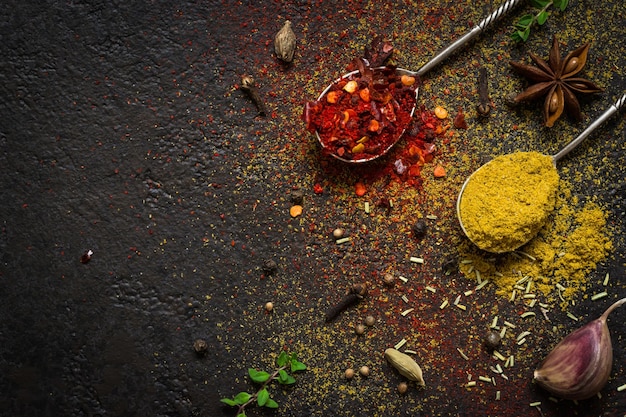 Spezie cibo sfondo. selezione varietà secco Spezie intere e macinate su fondo nero.