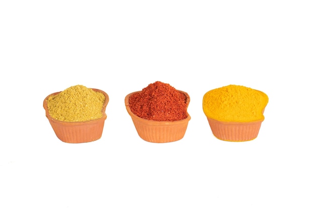 Spezie colorate indiane conosciute anche come polvere di peperoncino rosso, polvere di curcuma, polvere di coriandolo, Mirchi, Mirch, Haldi, polvere di Dhaniya isolata su sfondo bianco