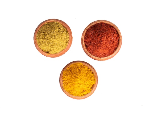 Spezie colorate indiane conosciute anche come polvere di peperoncino rosso, polvere di curcuma, polvere di coriandolo, Mirchi, Mirch, Haldi, polvere di Dhaniya isolata su sfondo bianco