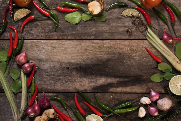 Spezie con ingredienti su fondo di legno. cibo asiatico, sano o concetto di cottura.