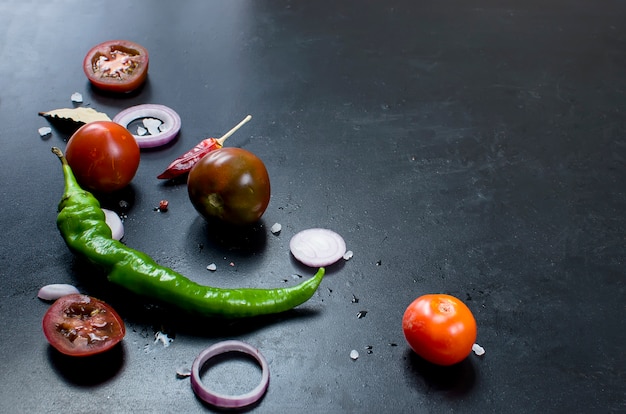 Spezie ed erbe aromatiche per cucinare la cena -, pomodoro slanciato, cipolla, sale, pepe, aglio.