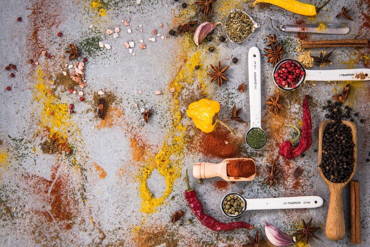 Spezie ed erbe aromatiche su ardesia di cemento