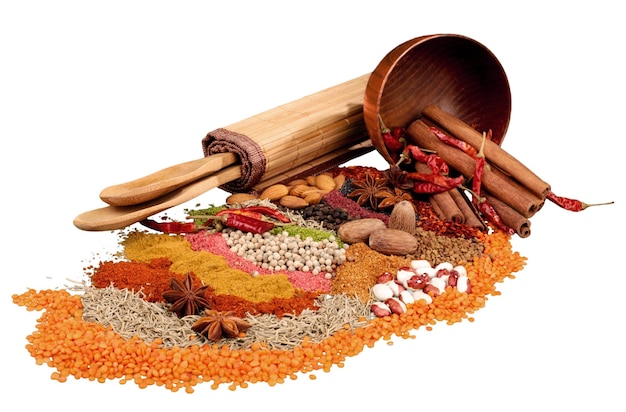 Spezie ed erbe aromatiche sullo sfondo, ingredienti alimentari e della cucina. Additivi naturali colorati.