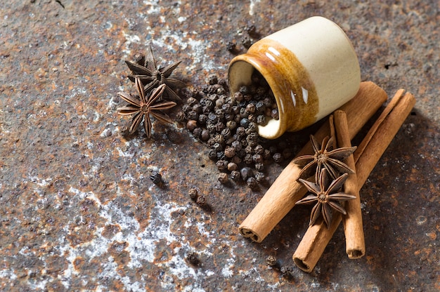 Spezie ed Erbe Ingredienti alimentari e della cucina. Bastoncini di cannella, stelle di anice, grani di pepe neri