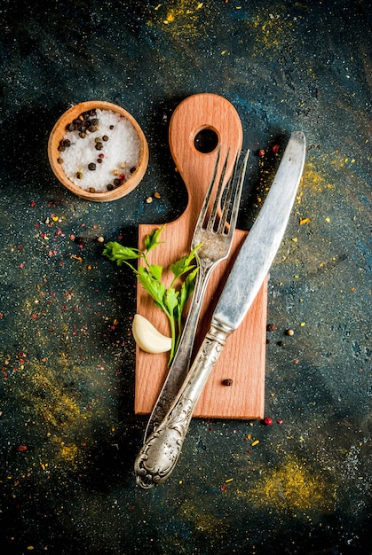 Spezie, erbe e olio per preparare la cena, con tagliere