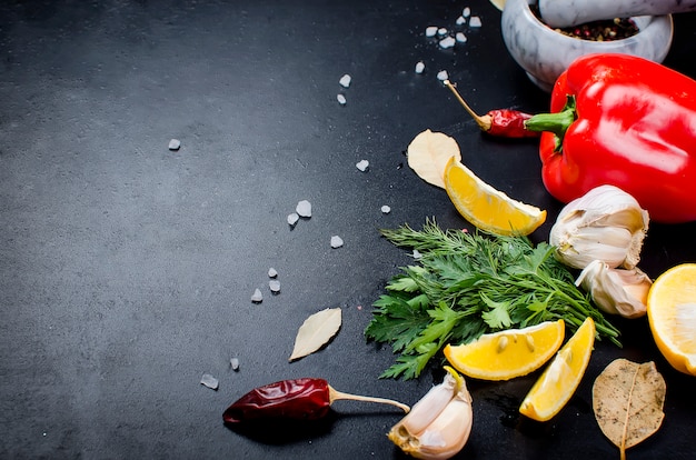 Spezie, erbe e verdure. Ingredienti per cucinare.