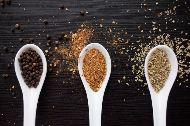 Spezie nel misurino. Cucinare e condire per gusto