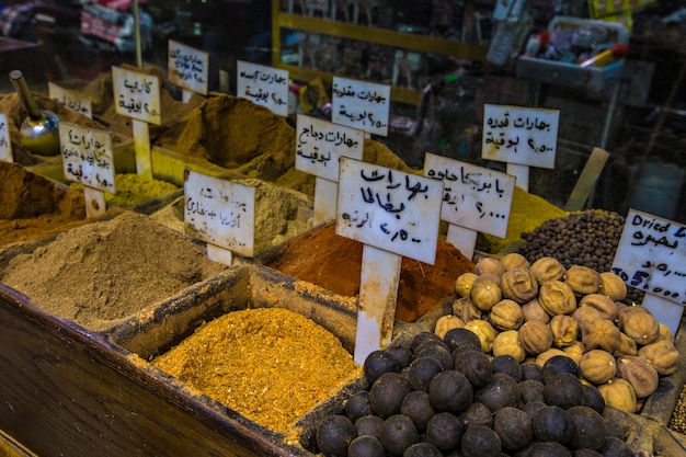 Spezie, noci e dolci acquistano sul mercato nel centro di Amman, Giordania. Scelta di spezie arabe
