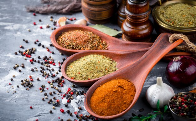 Spezie per cucinare, su una vecchia superficie