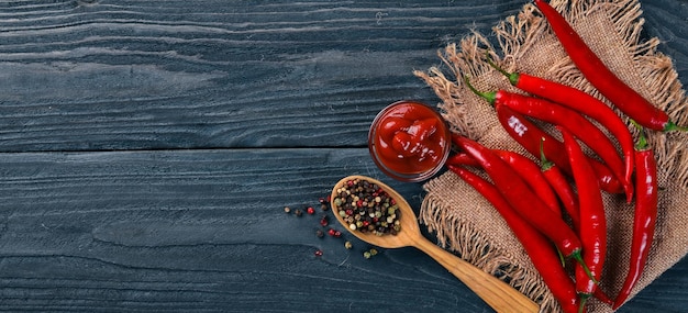 Spezie piccanti Chili e spezie Peperoni rossi su sfondo di legno Vista dall'alto Spazio libero per il testo