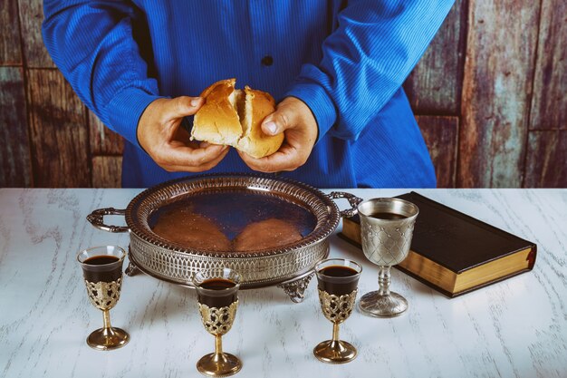 Spezzare il pane nella chiesa durante la comunione