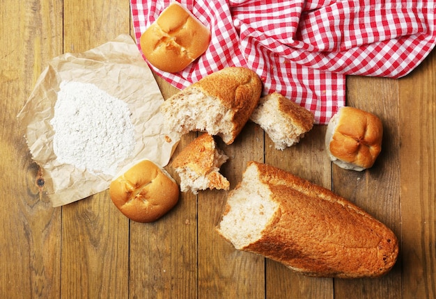 Spezzare il pane sulla tavola di legno