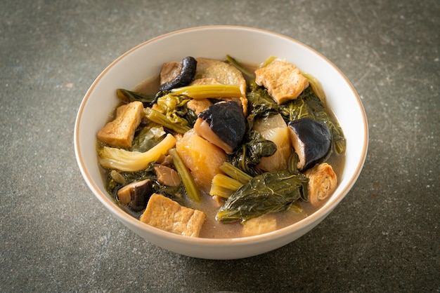 Spezzatino cinese di verdure con tofu o zuppa di verdure miste