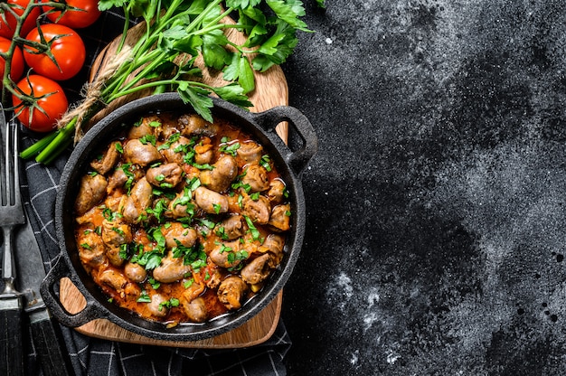 Spezzatino con cuori di pollo e verdure con prezzemolo fresco