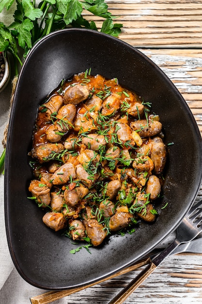 Spezzatino con cuori di pollo e verdure con prezzemolo fresco