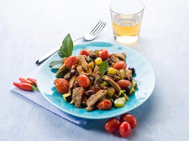 Spezzatino di carne con pomodori zucchine e olive