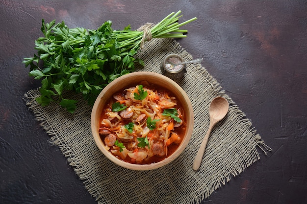 Spezzatino di cavolo cappuccio con salsiccia alla griglia in salsa di pomodoro