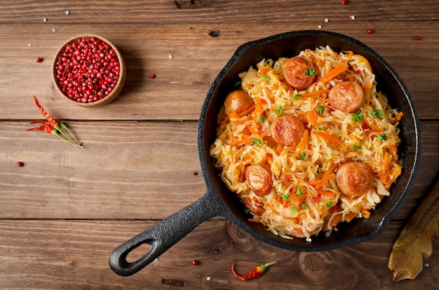 Spezzatino di cavolo con salsiccia alla griglia piatto tradizionale della cucina tedesca