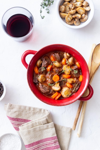 Spezzatino di manzo alla bourguignon con patate carote e funghi Cucina francese